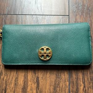 Tory Burch green wallet with Chain
